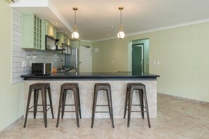 Fridge, microwave, oven, stovetop - Modern Apartment in Heart of CBD (Cape Town)