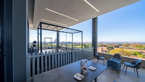 Un espace de restauration extérieur moderne offrant une vue dégagée sur le paysage urbain.