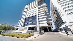 Un bâtiment moderne sur lequel on peut voir une enseigne bien visible indiquant « Illovo Central ».