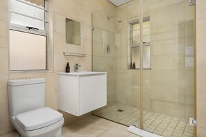 Douche, sèche-cheveux, serviettes fournies, savon