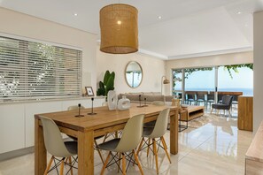 Interior - Spacious 3-Bed Apartment - Stunning Ocean Views (Cape Town)