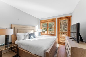 3 bedrooms, free WiFi, bed sheets - Ideally Located River RunTownhome w/ Mountain Views from Private Balcony! (Keystone)