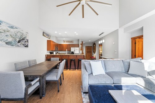 Ideally Located River RunTownhome w/ Mountain Views from Private Balcony!