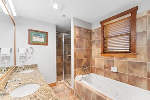 Secadora de cabello, toallas, jabón, papel de baño 