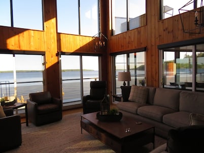 Lakefront Getaway just steps to the water, with games, docks, kayaks, and more! 