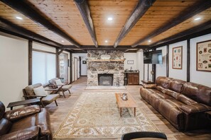 TV connectée, cheminée, livres