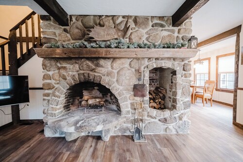 13 Beds, 17 Guests -Hot tub- 15 mins to Sunday River! 