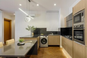 Junior-lejlighed - byudsigt | Privat køkken | Køleskab, mikrobølgeovn, ovn, opvaskemaskine