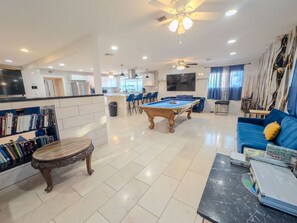 Games room - Spacious 4-bedroom house in phenomenal Las Vegas with WiFi, AC (Las Vegas)