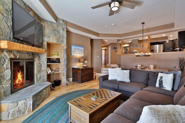 Smart TV y chimenea 