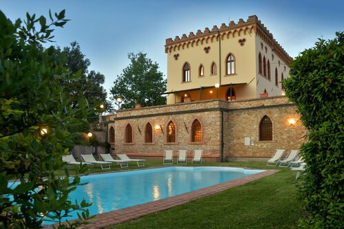 Villa in Guardistallo mit 9 Schlafzimmern 18 Schlafplätzen