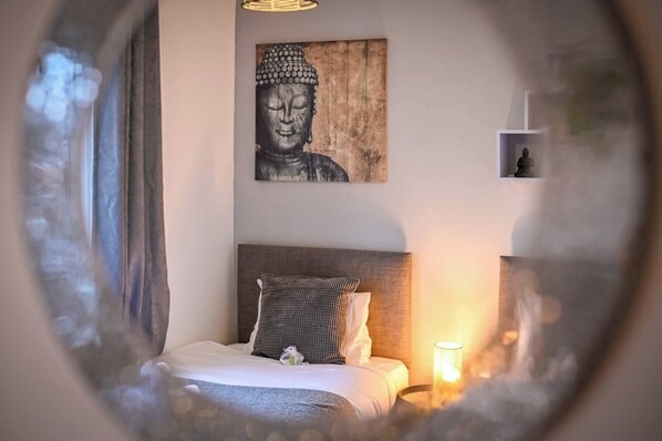 4 عدّة غرف نوم ومكواة/لوح كي وواي فاي وملاءات أسرّة