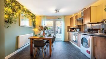 Cookware/dishes/utensils, dining tables