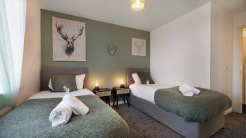 4 bedrooms, iron/ironing board, WiFi, bed sheets