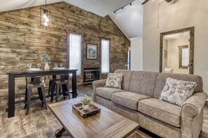 Smart TV, fireplace - Smoky Vista Cottage NATIONAL PARK MOUNTAIN VIEWS,$560 In tickets each paid day (Gatlinburg)