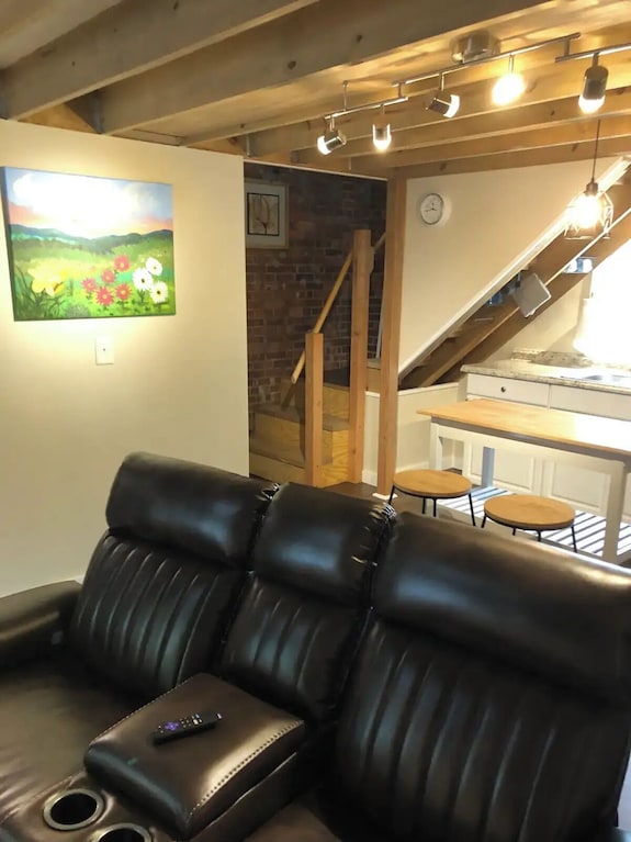 Bakers Ridge Loft - Near Wvu Evansdale Campus, Hospitals, Stadium, & Coliseum - West Virginia