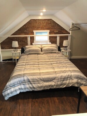 1 habitación, escritorio, tabla de planchar con plancha y wifi