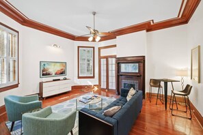 Una televisión, un reproductor estéreo