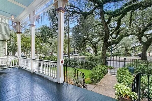 Property grounds - Gorgeous & Elegant Home In Uptown New Orleans! (New Orleans)