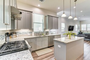 Fridge, microwave, oven, stovetop - 5 Mi to NRG Stadium: Updated Home w/ Patio (Houston)
