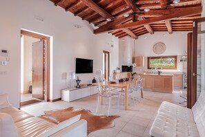 Smart TV, fireplace, ping pong, stereo - Villa Zefiro - Four Bedroom Villa, Sleeps 9 (Tarquinia)