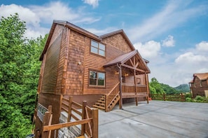 Exterior - Epic Stay: Private Pool, Theater & Games for 30 (Sevierville)