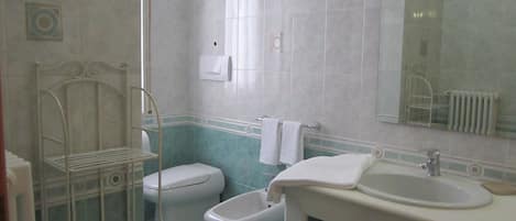 Bruser, hårtørrer, bidet, håndklæder