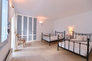 5 chambres, fer et planche à repasser, accès Internet, draps fournis