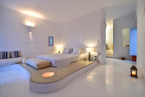 5 bedrooms, iron/ironing board, internet, bed sheets