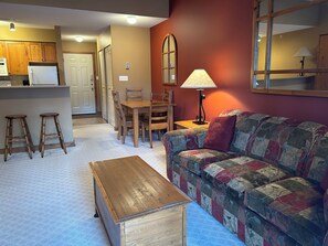 TV, caminetto, libri