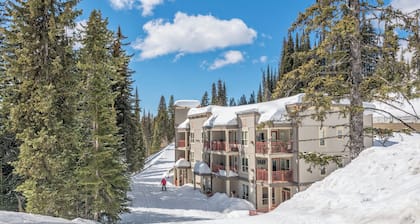 Top-floor cozy studio with mountain views, private deck, ski-in and out