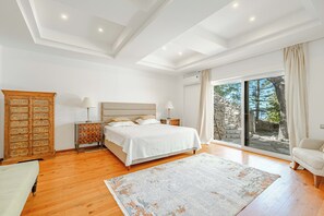 5 Schlafzimmer, Zimmersafe, Schreibtisch, Bügeleisen/Bügelbrett