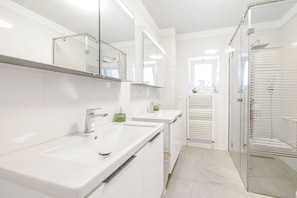 Douche, sĂšche-cheveux, serviettes fournies, savon