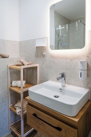 Douche, sèche-cheveux, serviettes fournies, savon