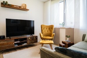 Smart TV, ping pong, books, stereo