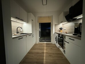 Frigorifero, microonde, forno, piano cottura