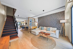 Luksushus, 3 soverom, hageutsikt | Oppholdsområde | En 65-tommers smart-TV med digitale kanaler