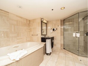 Haartrockner, Handtücher, Seife, Toilettenpapier