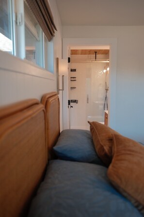 3 bedrooms, desk, iron/ironing board, travel cot