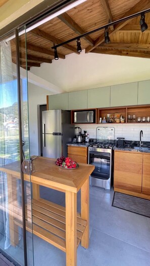 Rumah Premium, dapur, pemandangan kebun | Dapur pribadi | Microwave, peralatan masak/sendok-piring, dan meja makan