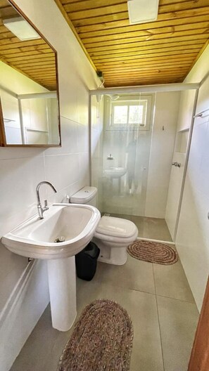 บ้านพักพรีเมียม, ห้องครัว, วิวสวน | ห้องน้ำ | ฝักบัว, ผ้าเช็ดตัว