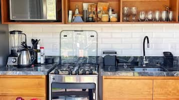 Casa premium, cozinha, vista para o jardim | Cozinha privada | Micro-ondas, talheres/pratos/utensílios de cozinha, mesas de jantar