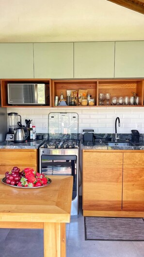 Casa premium, cozinha, vista para o jardim | Cozinha privada | Micro-ondas, talheres/pratos/utensílios de cozinha, mesas de jantar