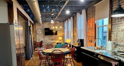 Fantastic, Eclectic, 2nd Floor Urban Loft located center of downtown Hohenwald