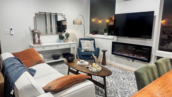Smart TV, chimenea y impresora 