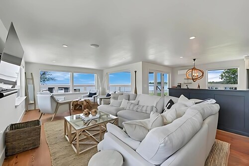 Luxury Bayfront Retreat • Kayaks + Lambeau Nearby