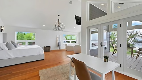 Luxury Bayfront Retreat • Kayaks + Lambeau Nearby