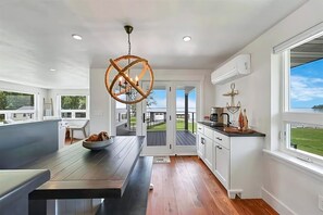 Dining - Luxury Bayfront Retreat • Kayaks + Lambeau Nearby (Green Bay)