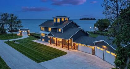 Luxury Bayfront Retreat • Kayaks + Lambeau Nearby