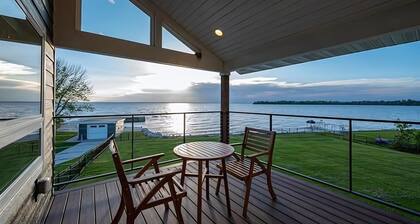 Luxury Bayfront Home with Kayaks & Lambeau Views